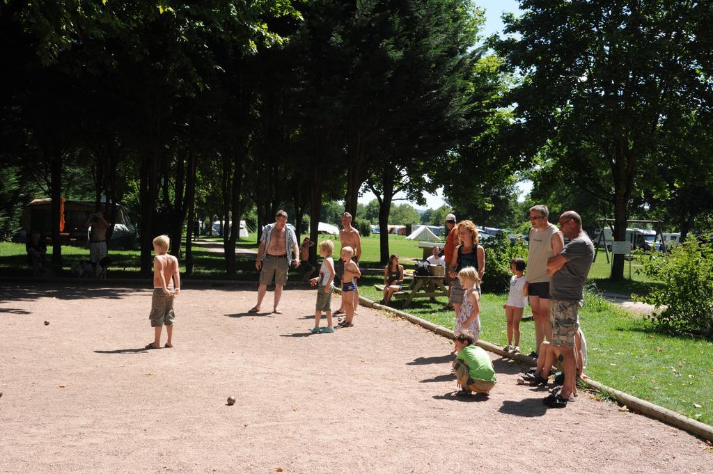 Camping Des 2 Rives- Mobilhomes Etang-sur-Arroux Bagian luar foto